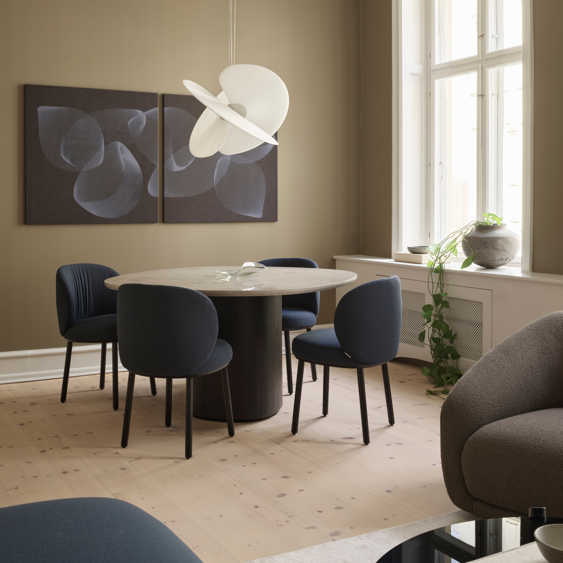 Ovata Dining Table